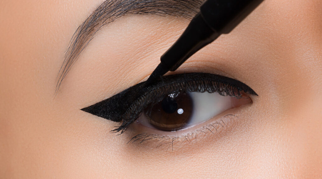 How to apply eyeshadow as eyeliner