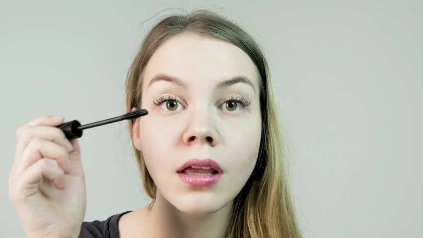 How to put on make-up with out mascara